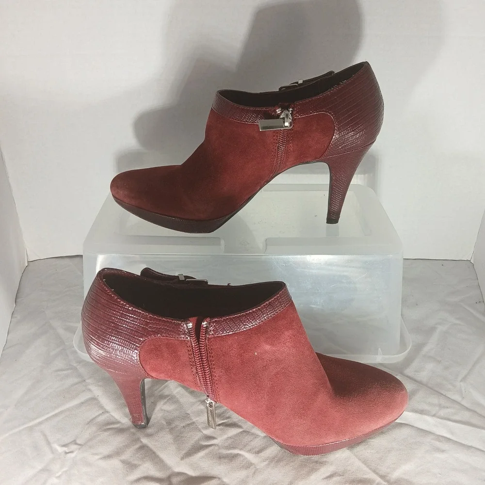 Bandolino Women Burgundy Suede‎ Snake Embossed Ankle Booties Heels Size 8.5M